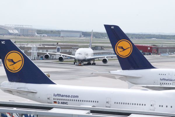 2 Airbus 380 und 1 Jumbojet der Lufthansa in Frankfurt