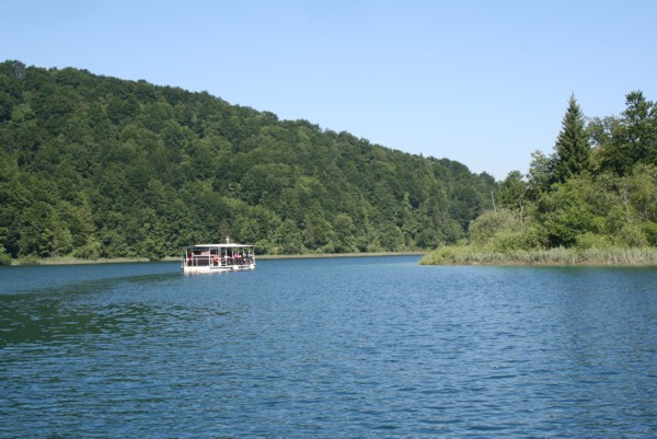 Elektroboot auf dem See im Nationalpark Plitvice 