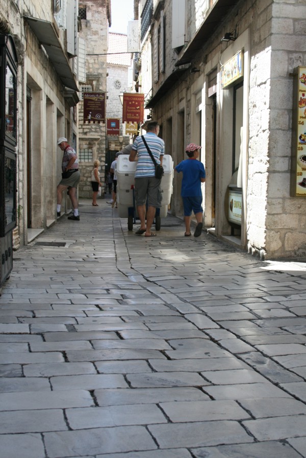 Glattes Steinpflaster in Trogir
