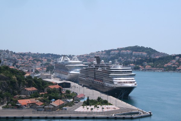 Kreuzfahrtschiffe im neuen Hafen von Dubrovnik