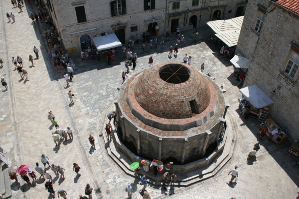Der Onofrio-Brunnen von oben in Dubrovnik