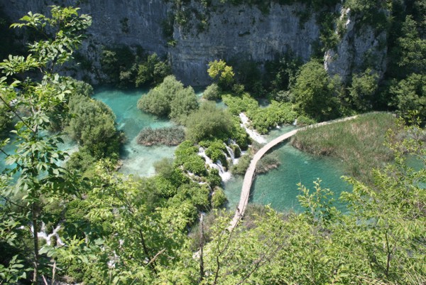 Stege ber das Wasser im Nationalpark Plitvice
