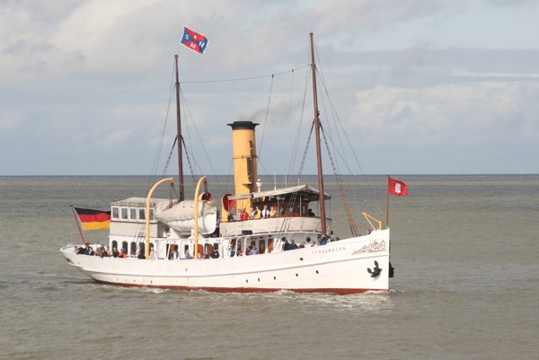 Das Traditionsdampfschiff Schaarhrn vor Cuxhaven